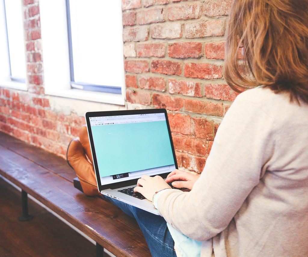 student, typing, keyboard-849828.jpg